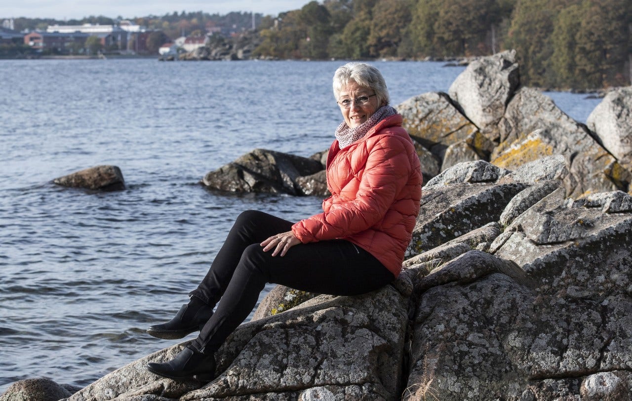 dam på klippor vid havet