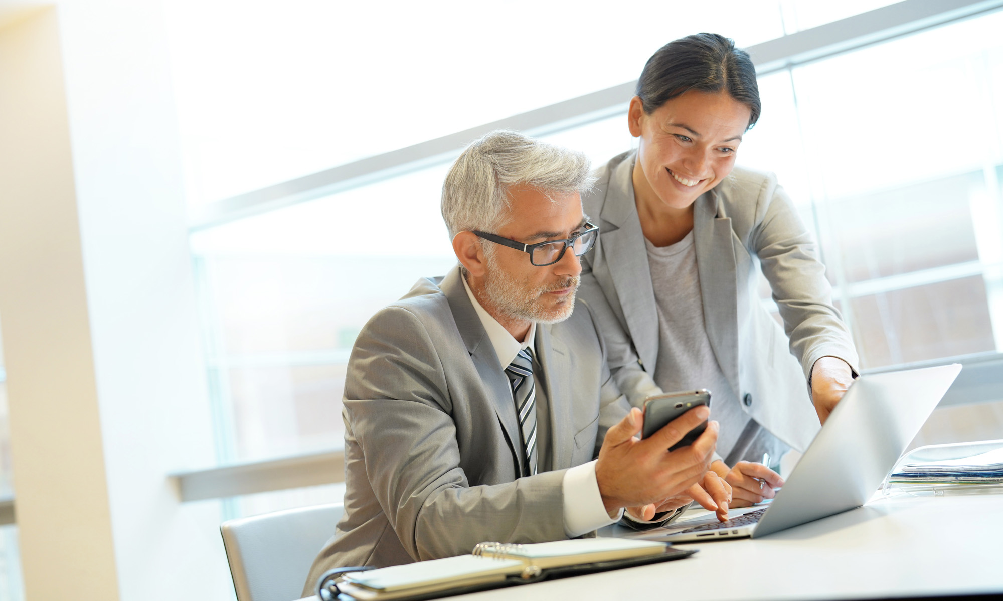 Kollegor pratar vid dator