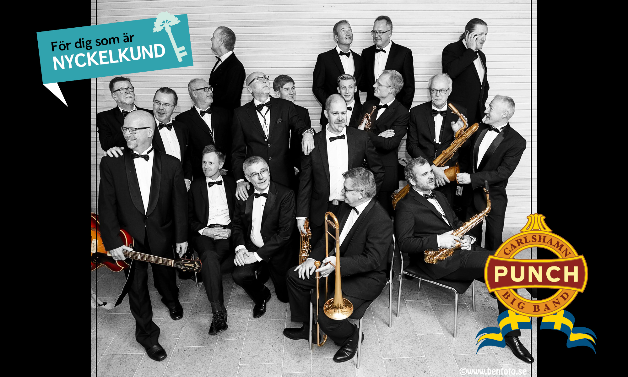 Big band i svartvit med instrument i färg
