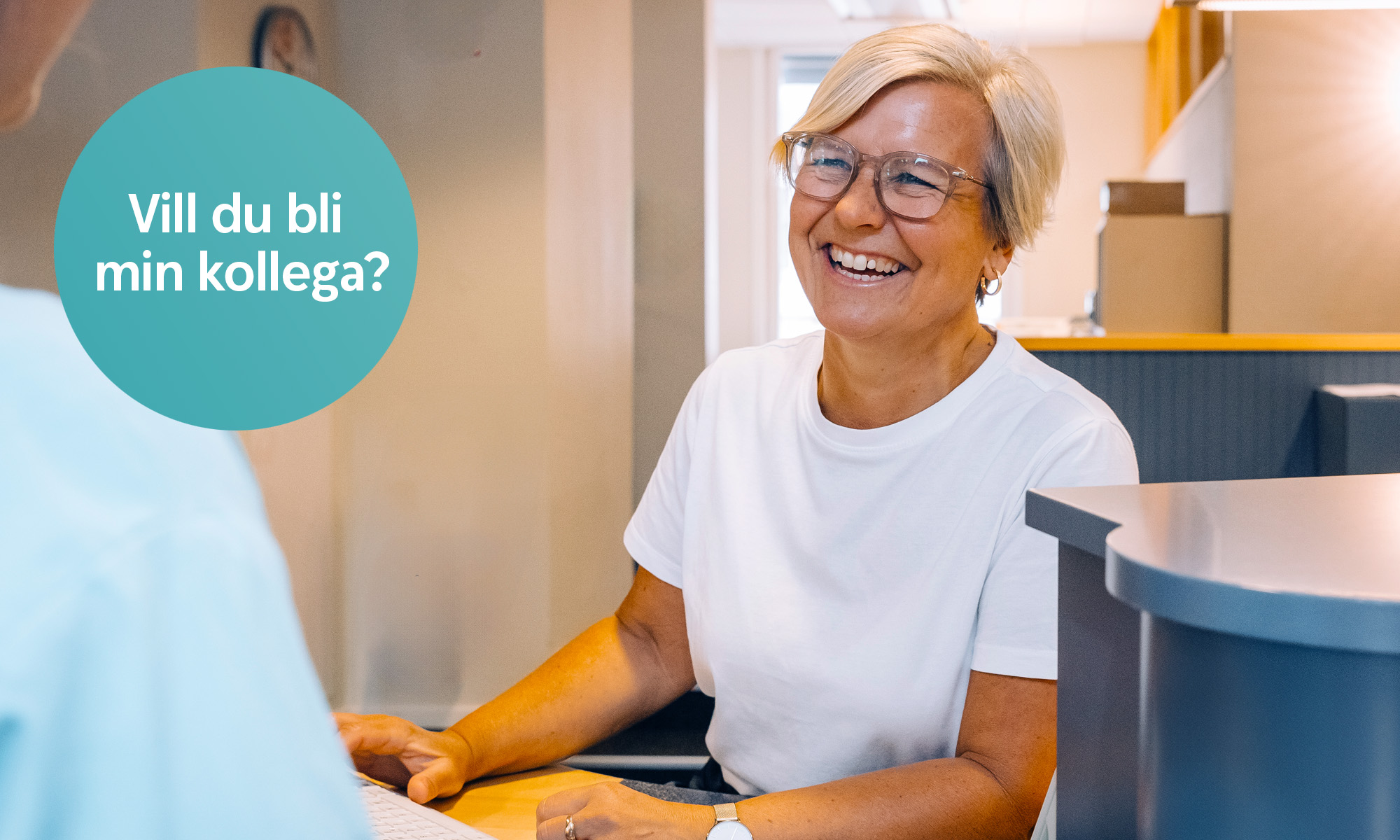 Monica möter en kund i kassan.