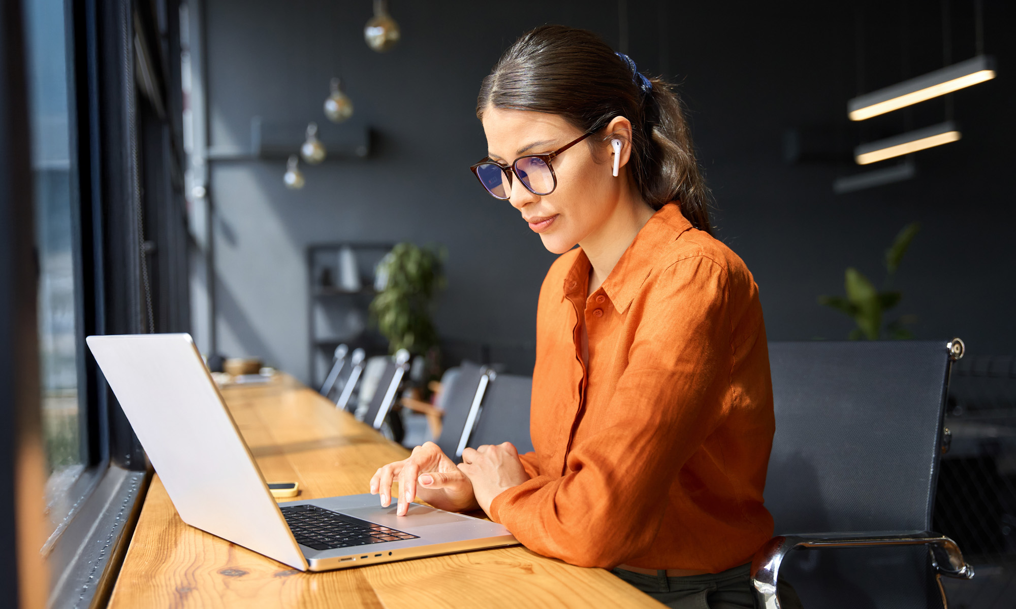 Kvinna sitter framför en laptop