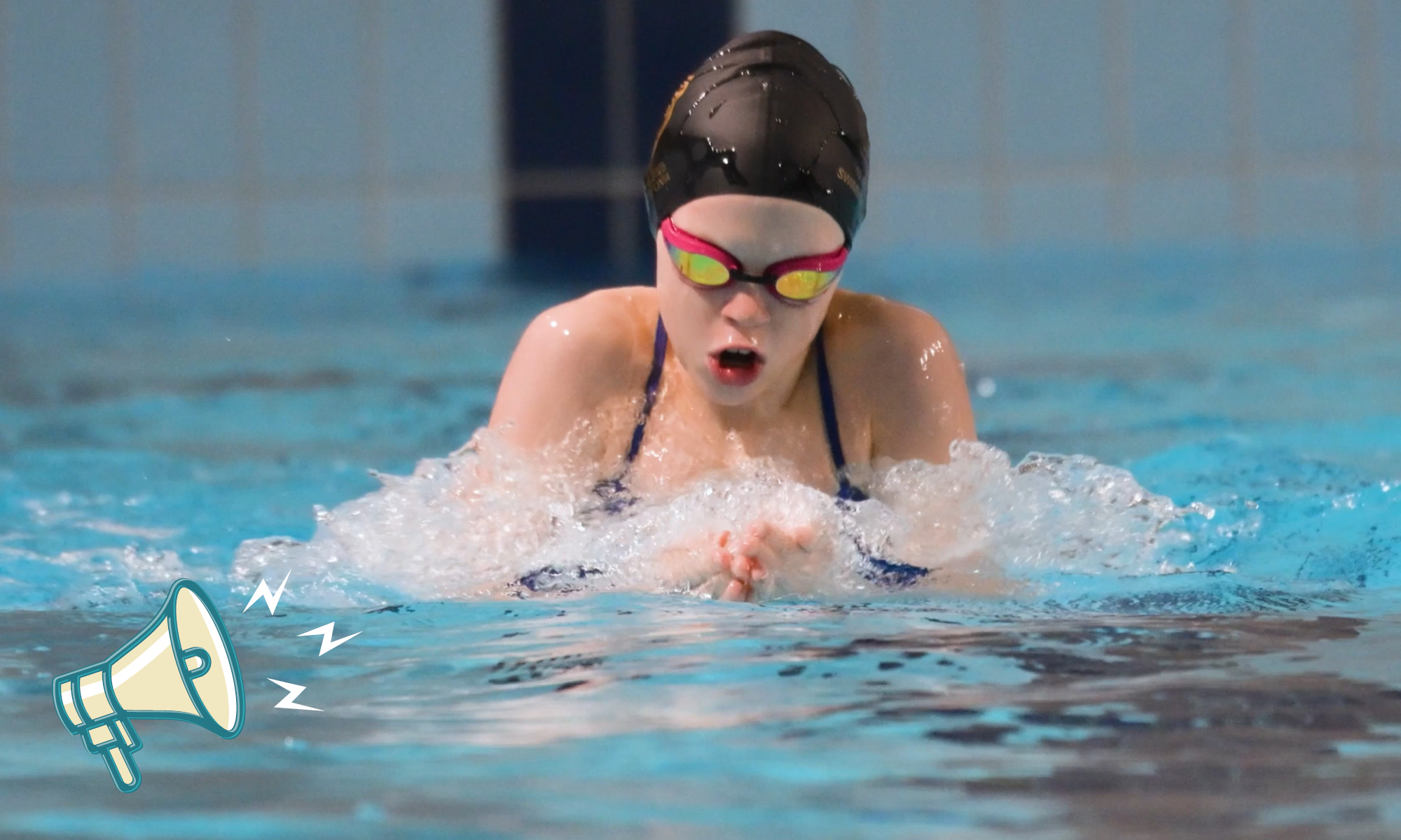 Flicka simmar i pool