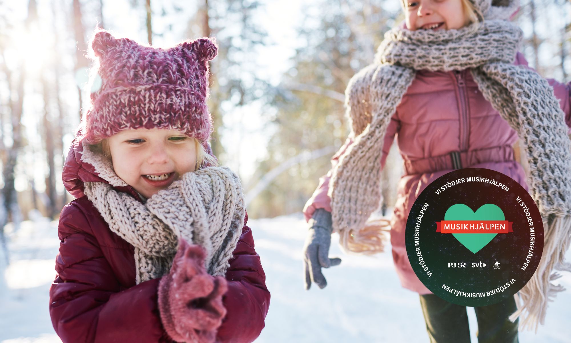 Grupp med barn leker i skogen