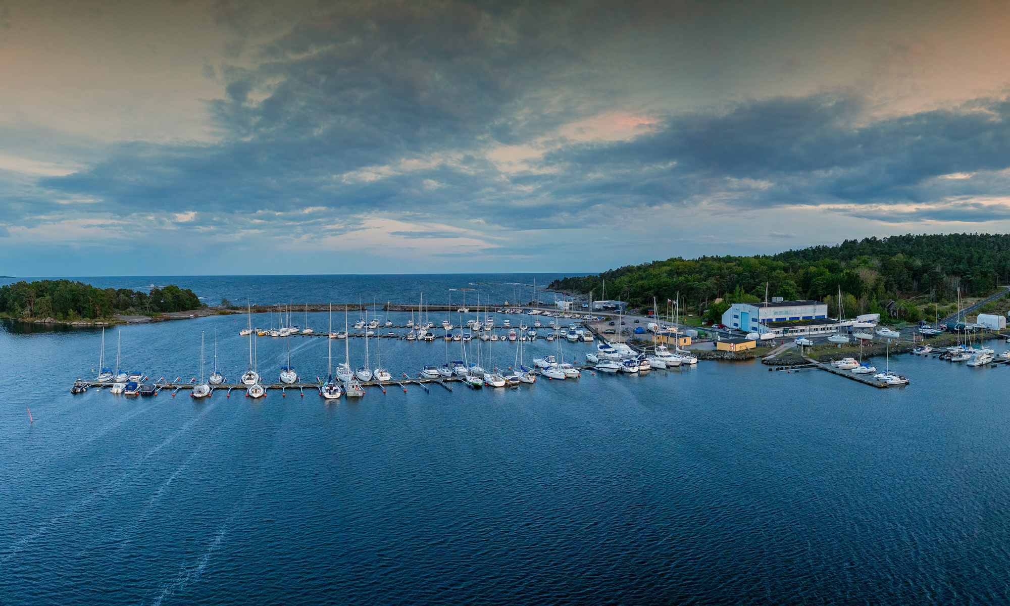 Segelbåtar i en hamn