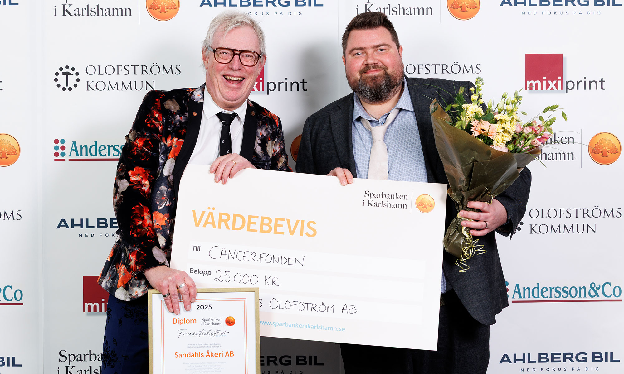 Bankens hållbarhetsansvarige Björn Flod delade ut priset till Richard Ekdahl, platschef Sandahls Olofström.