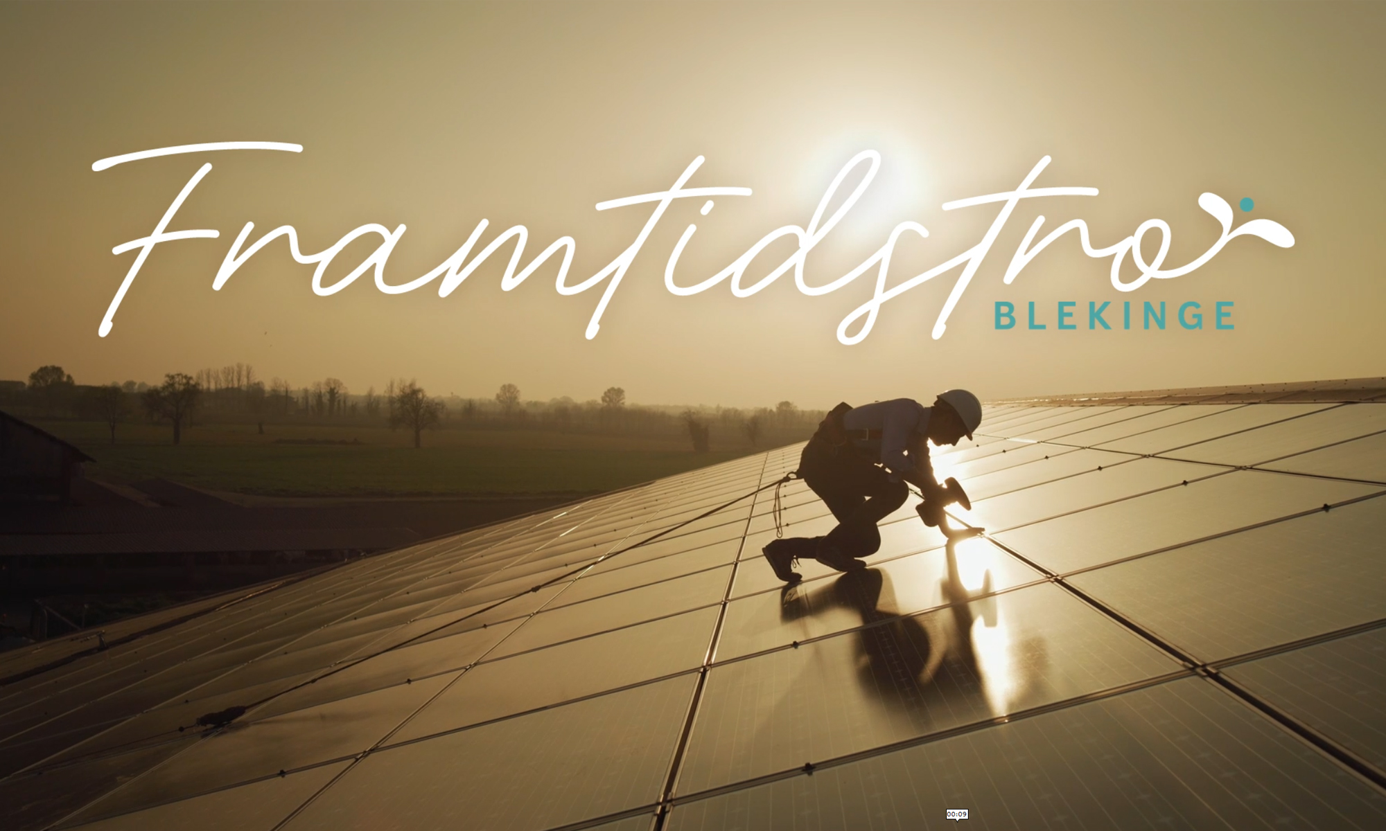 En man på ett tak installerar solceller