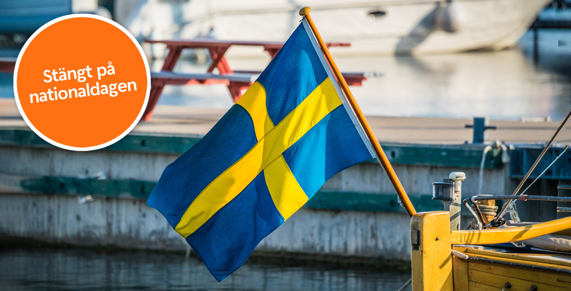 Sveriges flagga på en båt