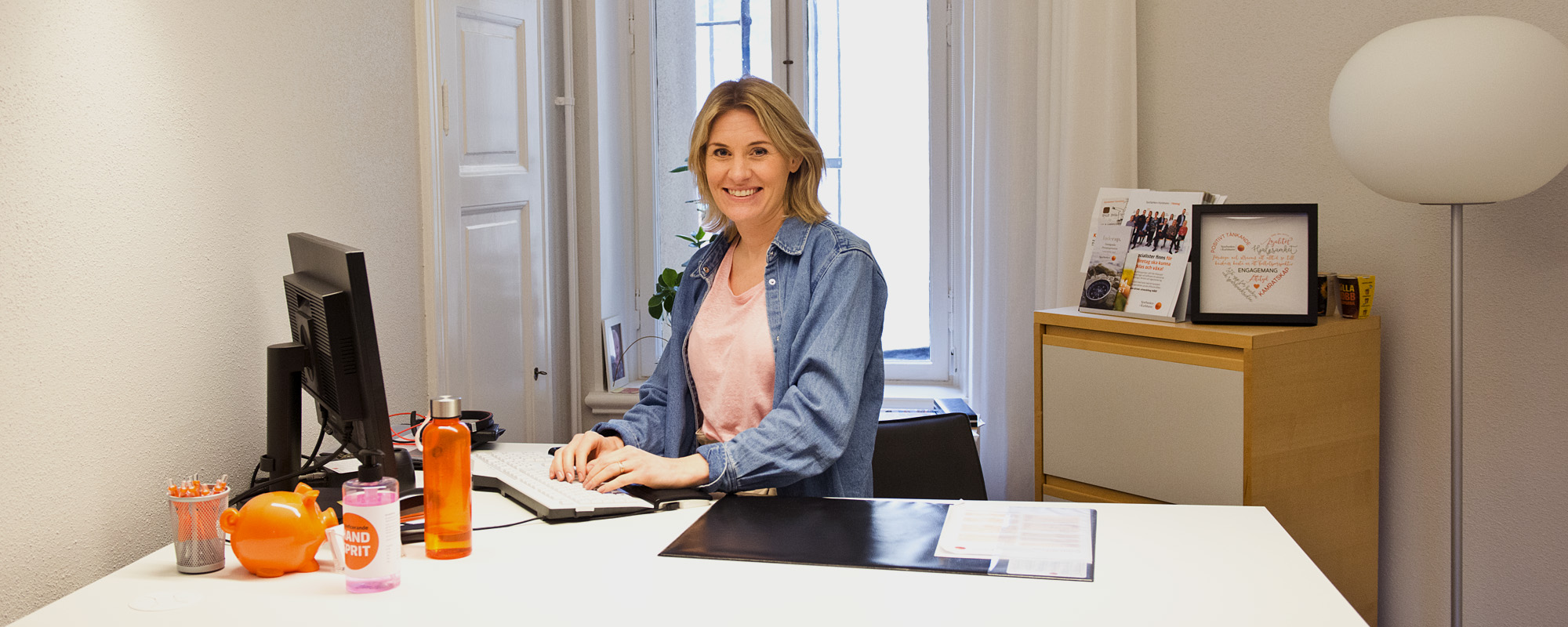Företagsrådgivare på kontor