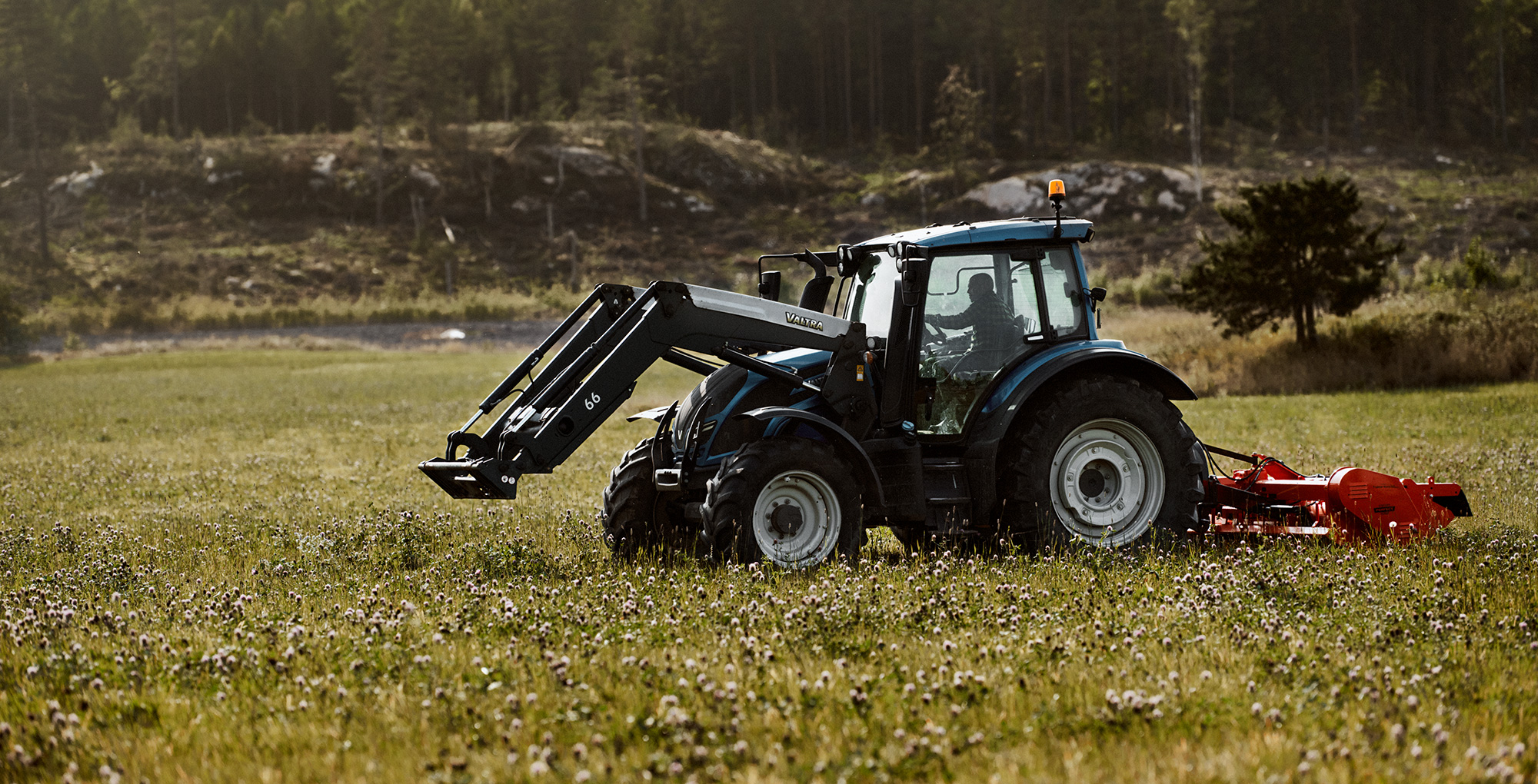 En traktor på åker.