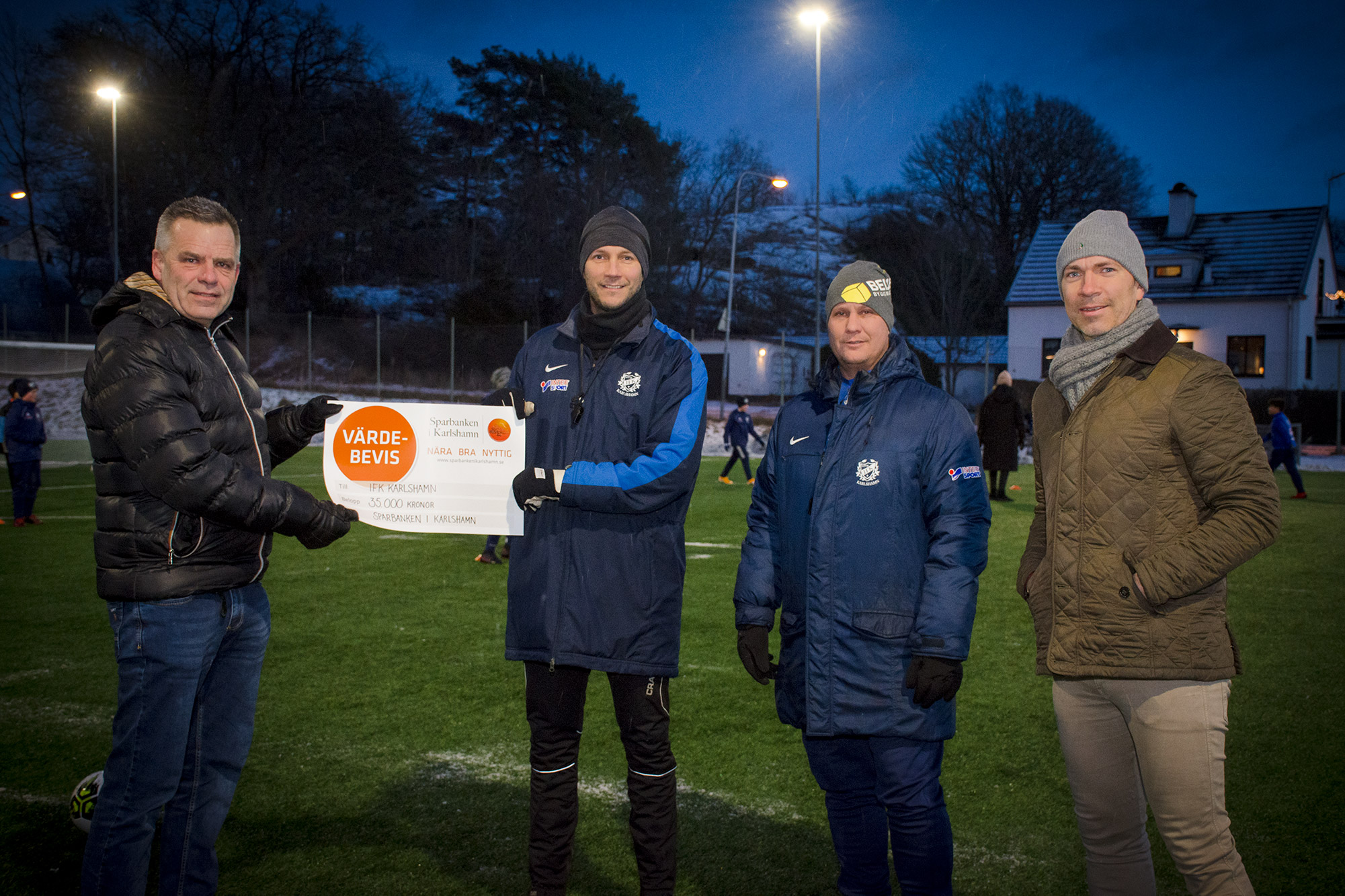 Från vänster Roger Johansson, vd Sparbanken i Karlshamn, Rickard Nilsson, tränare IFK Karlshamn, Håkan Magnusson, tränare IFK Karlshamn och Jonke Höglund, marknadschef Sparbanken i Karlshamn.