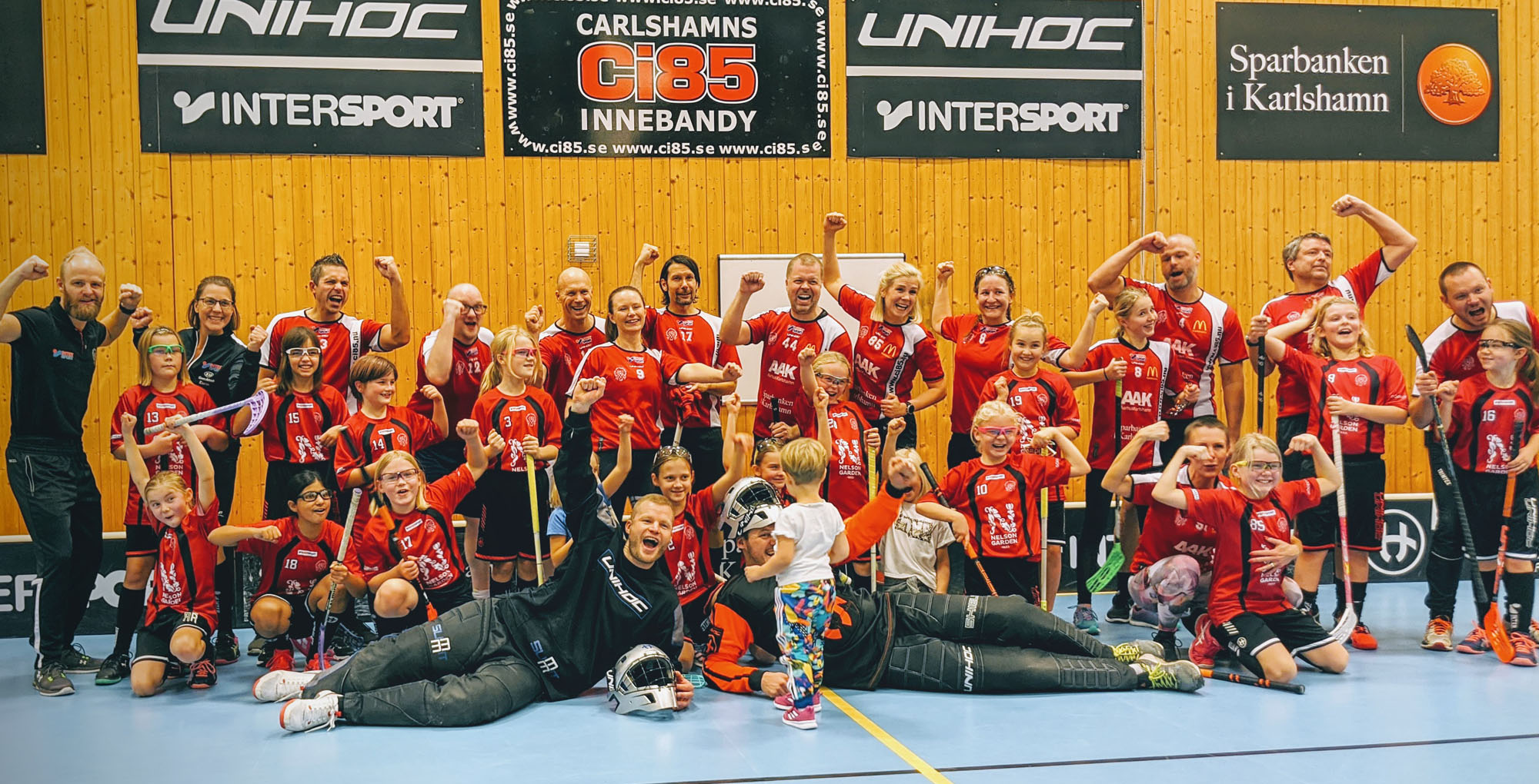 spelare visar upp föreningen