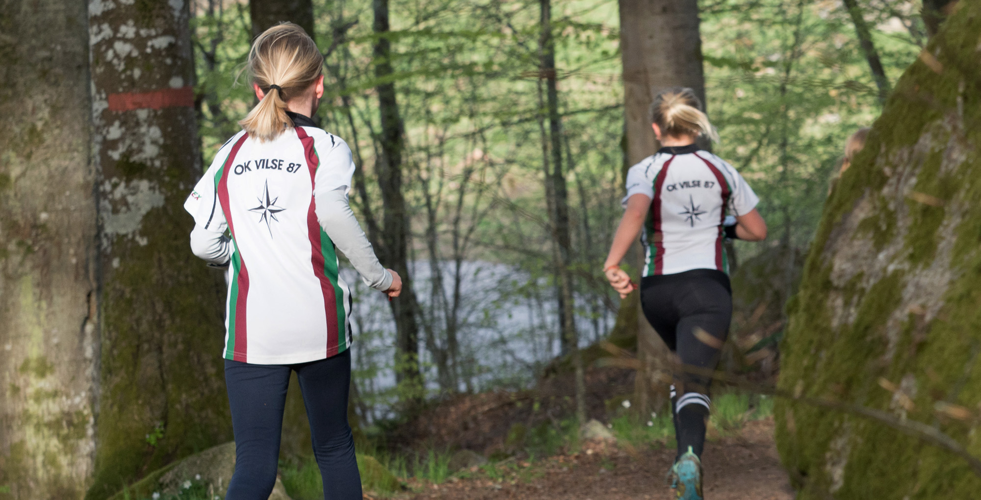 2 barn springer i skogen